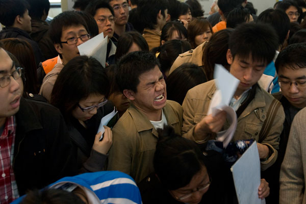 大学生冒雨参加上海殡葬行业高校毕业生专场招