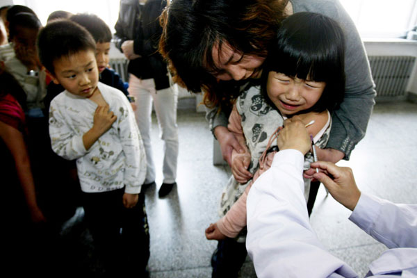 孩子们排队接种麻疹疫苗