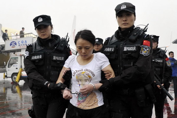 重庆女黑老大被押回国 曾组织2000妇女卖淫