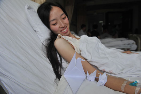 7月21日,重庆,看着学生为她折的千纸鹤,曹瑾开