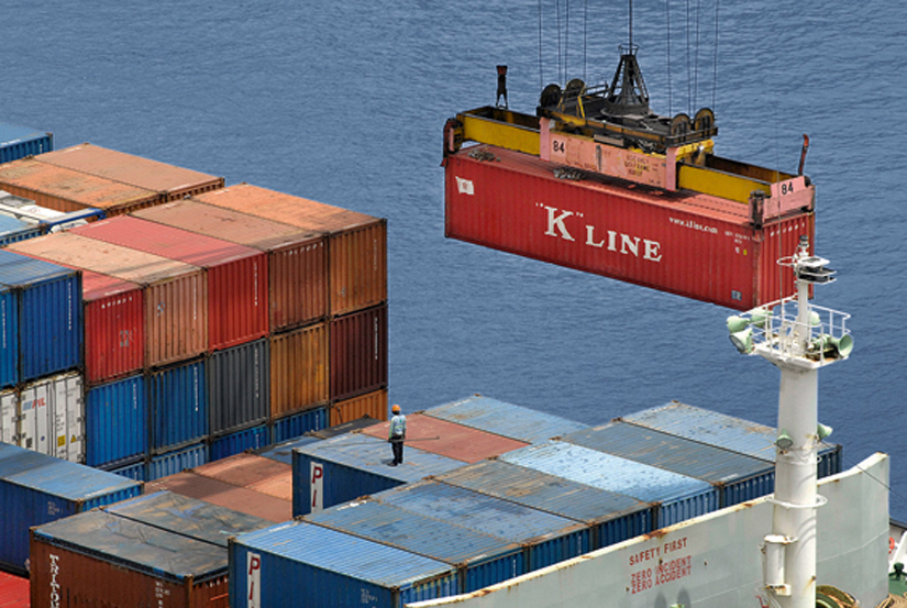集装箱带来了海运革命。全球最大的集装箱海运船艾玛?马士基号，可以运输大约15000个标准集装箱。
_工业化创新