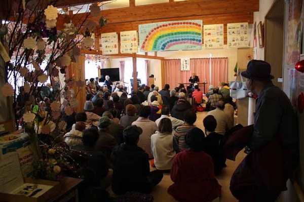 富冈町生活复兴支援中心，町民在听町长讲话