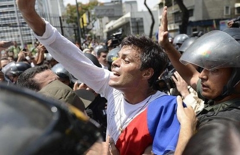 委内瑞拉游行继续 一名反对派领袖自首