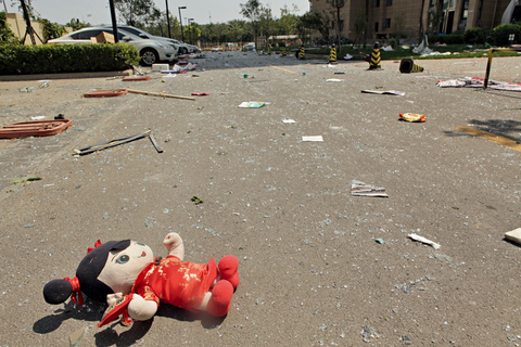 2015 年8 月13 日，天津滨海新区启航嘉园小区里散落的玩偶。受爆炸影响，小区房屋门窗破碎，玻璃渣、生活用品等等散落满地。