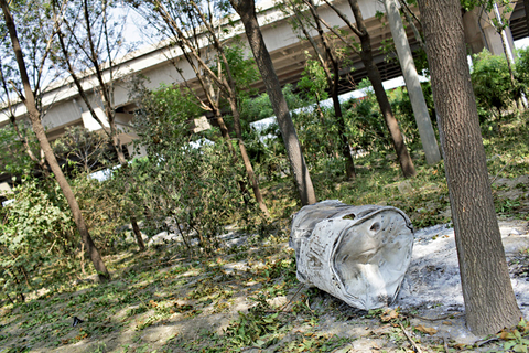 8 月13 日，在爆炸点附近的树林里，一个装有不明物体的铁桶。