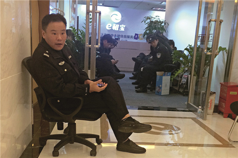 12月16日，各地警方联合发布声明，称已对e租宝网络金融平台及其关联公司涉嫌犯罪问题依法立案侦查。图为e租宝在上海证券大厦的办公室门口。