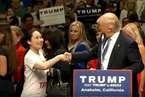 与特朗普握手的华裔网红