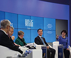财新与世界经济论坛联合举办的电视辩论专场举行