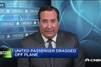 美联航CEO：乘客被拖下飞机我们感到很难过