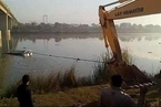 印度西北部发生巴士坠河事故 目前至少20人死亡24人受伤