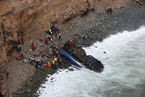 秘鲁长途汽车坠崖 至少36人死亡