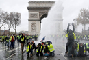 法国群众抗议持续升级 马克龙遇最大执政危机