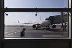 桂林航空“带乘客进驾驶舱”机长被终身停飞  