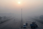 巴基斯坦雾霾持续 晨光霾中迷蒙