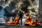 黎巴嫩民众示威封锁道路焚烧轮胎 抗议经济危机