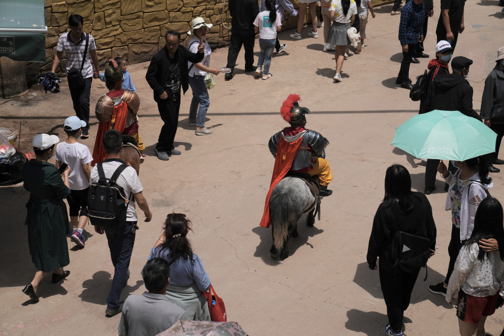一名装扮成武士的演员骑着景区根据他们身材寻找的小马。