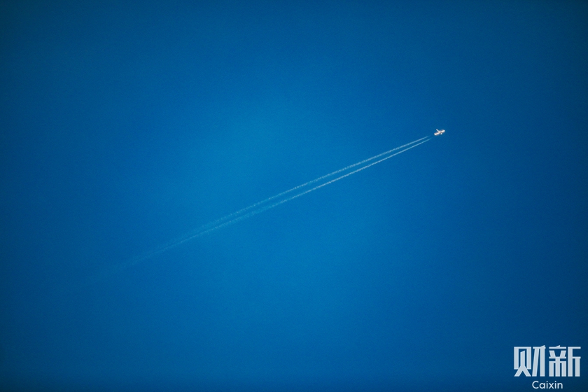 2022年1月13日，清晨的蓝天，一架飞机从空中划过。