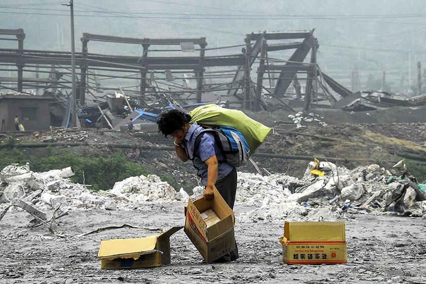 A villager returning home with provisions dropped by a helicopter on May 17, 2008, in Shifang. Photo: VCG
_Gallery: Remembering Wenchuan