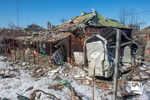 当地时间2022年3月20日，乌克兰哈尔科夫，火箭弹轰炸地区，居民住宅被炸成废墟。乌克兰警方通报，战事爆发25天以来，俄军已经在哈尔科夫摧毁了600栋多层建筑，导致数千个家庭无家可归。大量居民被迫在地下室避难。图：Stringer/IC PHOTO