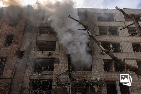 当地时间2022年4月16日，乌克兰哈尔科夫，乌克兰消防队员正在扑灭被俄罗斯炮火击中受损建筑内的大火。图：Roman Pilipey/IC PHOTO