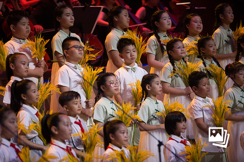 2022年8月14日，北京市，合唱团表演“艺术行动”主题曲《田埂五月风》。8月14日，第三届“田埂上的童年——腾讯荷风艺术行动音乐会”在中央歌剧院剧场举行，来自北京、河北、云南、西藏等地近70所地方小学的1800多名乡村孩子，通过线下和线上方式，在中央歌剧院的舞台上，与艺术家们共同演绎中外经典音乐作品。时值中央歌剧院新剧场落成之际，此次音乐会是新剧场启用后开幕演出月的组成部分，也是唯一一场由乡村孩子出演的音乐会。图：财新 丁可（实习）