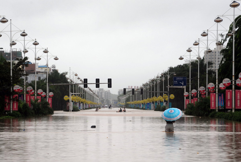 10月6日，海南琼海，与高速公路相连的银海大道成了大河道。 CFP  _暴雨致海南部分城市内涝