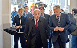 2010年9月30日，比利时副首相兼财政大臣雷恩代尔（前右）迎接斯特劳斯-卡恩出席欧盟非正式财长会议