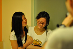 钟如翠（左）与钟如九姐妹在昌北机场登机时被四十多人强行拦下，二人悲痛难抑