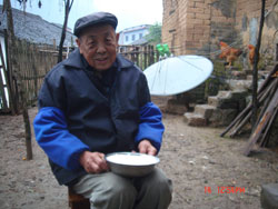广西阳朔县兴坪镇思的村，84岁老人李文骧怀疑自己的怪病与“镉米”有关。