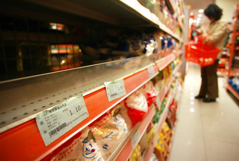 3月16日，上海新闸路上一家联华超市食盐被抢购一空。 东方IC _中国多地食盐遭疯狂抢购