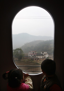 2009年12月26日上午9时，武广高速铁路客运专线列车从新广州北站火车站开出。