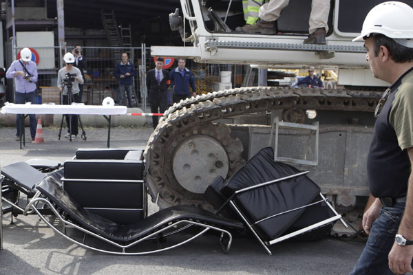 5月11日，瑞士韦尔涅，一台起重机履带压过假冒名牌家具。 新华社/路透 _瑞士销毁中国仿冒名牌家具