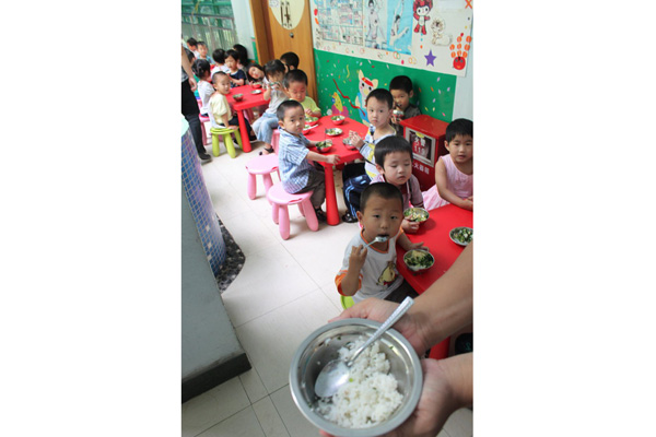 2011年5月3日，珠海香洲创艺荣泰中英文幼儿园，孩子只能把菜吃掉一点儿，饭全剩下了。 陈岩/CFP _珠海一幼儿园克扣儿童伙食费 日均餐费仅一元