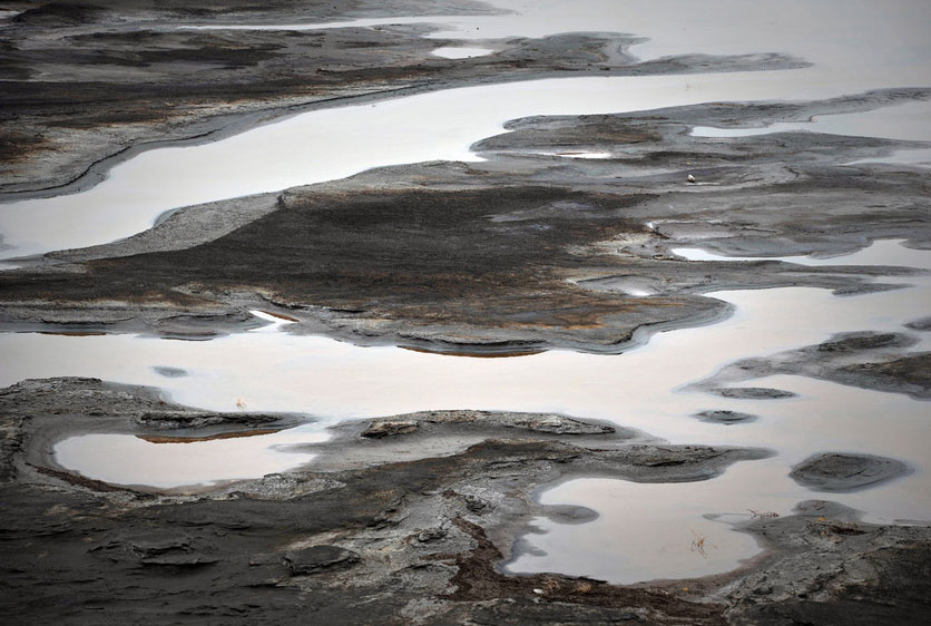 4月1日，内蒙古包钢稀土湖旁，在运送稀土废渣的管道泄漏处，被废水浸泡过的农田露出了奇怪的色泽，且寸草不生。 广州日报莫伟浓摄/CFP