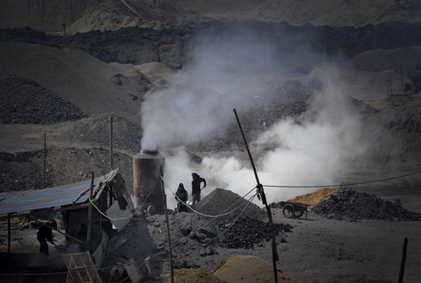4月2日，内蒙古包头新光村附近，非法炼铁厂里忙碌地工作着，他们直接把含有稀土的废料丢弃，严重污染了周边环境。 广州日报莫伟浓摄