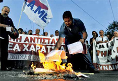 2011年9月28日，希腊再次爆发示威游行。退休老人抗议财政紧缩政策。抗议者焚烧紧急税收票据。