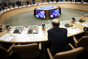 2011年9月24日，在华盛顿召开的世界银行与IMF秋季年会进入第二天的会议议程。美联储主席伯南克在等待会议开始。