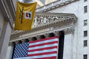 2008年，中基公司收购了美国金融界曾经最富盛名的地标建筑——华尔街23号。安中石油的旗帜飘扬在华尔街上空。