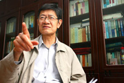 中国社科院学部委员、经济研究所研究员张卓元。