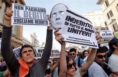 罗马，一群意大利民众手持标语在意大利银行总部附近进行游行示威。