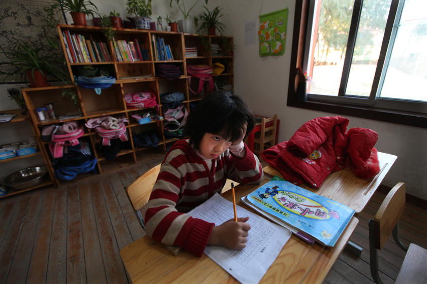 11月16日，北京日日新学堂，一名学生在教室上课。 财新记者 牛光/摄_“在家上学”范本：日日新学堂