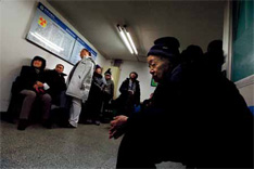 2011年11月28日，北京，在医院等候治疗的患者。