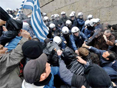 当地时间2012年2月7日，希腊雅典，希腊举行24小时大罢工，抗议政府财政紧缩政策。抗议者试图闯入议会大楼，与防暴警察发生激烈冲突。