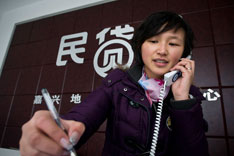 2012年2月16日，浙江省嘉兴市，一家金融中介的工作人员正在接受客户的咨询。