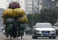 2010年2月23日，湖北武汉，一名回收废旧塑料瓶的小贩将回收到的瓶子运走。