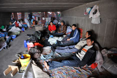 2010年10月28日，314国道小草湖收费站往吐鲁番方向10公里的桥下涵洞处，几个农民工在桥洞中休息。