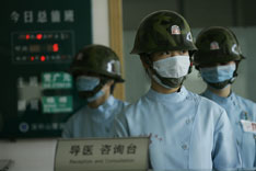2006年12月26日，位于深圳市龙岗区平湖街道的山厦医院医生护士全部佩戴钢盔上班。