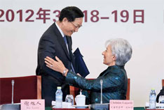 国际货币基金组织总裁拉加德上任后成为访华常客。图为她与中国财政部部长谢旭人（左）在中国发展高层论坛年会上。
