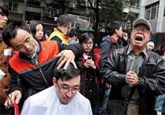 2012年2月12日，广州。小碧心的父亲刘任能在为前来捐款的爱心市民理发时，一位父亲突然来到身旁，向大家哭诉称，他的女儿身患白血病，无钱治疗，因为没有得到社会的帮助，他因此痛失爱女。