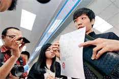 2012年4月26日，浙江省温州民间借贷登记服务中心隆重开业，是为浙江成立的首家民间借贷登记服务中心。“85后”创业大学生拿到“成交登记第一单”。